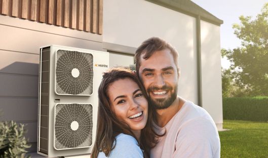 Spokojený pár díky tepelnému čerpadlu vzduch-voda pro rodinné domy Spokojený pár díky tepelnému čerpadlu vzduch-voda pro rodinné domy