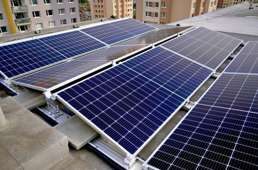 Fotovoltaiku pro bytový dům s bateriemi nebo bez Fotovoltaiku pro bytový dům s bateriemi nebo bez