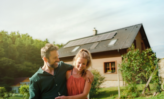 Usmívající se pár - Nová zelená úsporám - dotace na fotovoltaiku Usmívající se pár - Nová zelená úsporám - dotace na fotovoltaiku