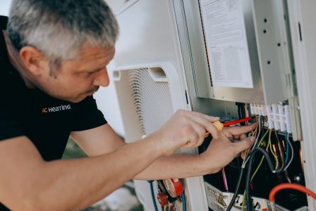 Servis a revize tepelného čerpadla Muž, který servisuje tepelné čerpadlo od AC Heating