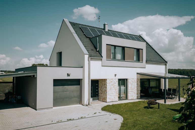 Kombinace tepelného čerpadla a fotovoltaiky - energetická nezávislost a dobrá ekonomika